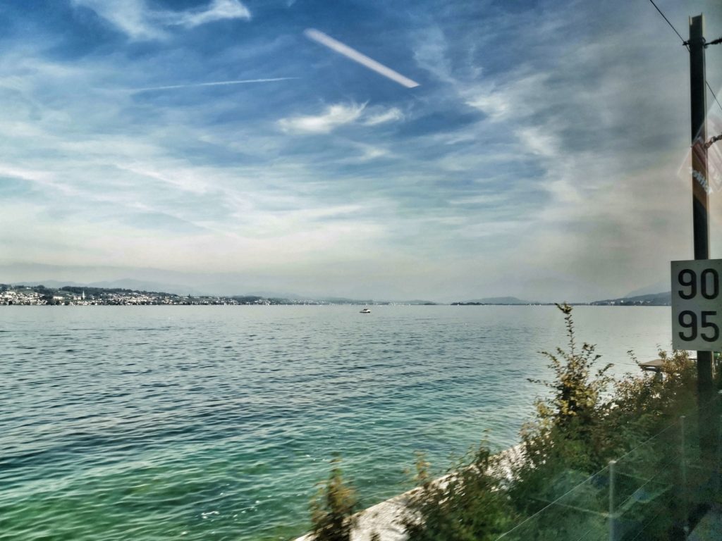 Aus dem Zugfenster fotografiert nutzt das beste Smartphone nichts, dennoch bekommt man einen Eindruck von der "Zugpromenade" am Zürichsee.