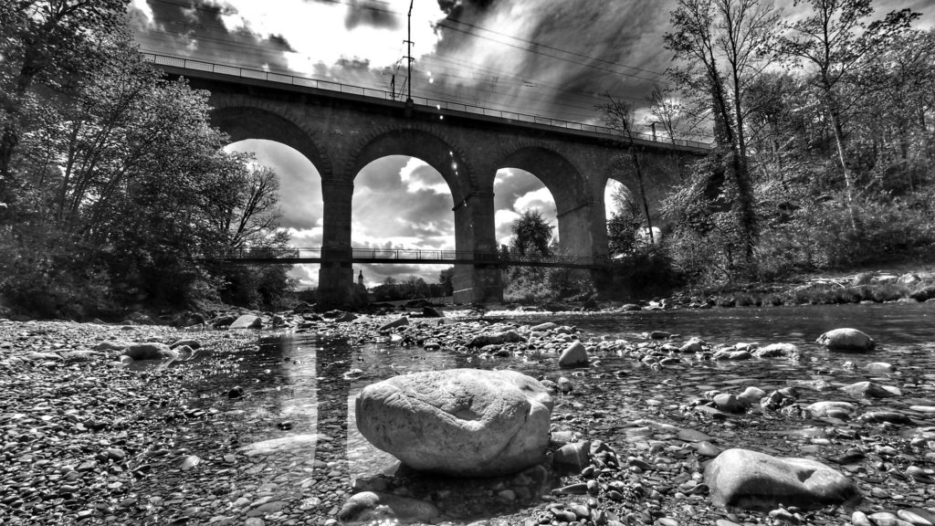 Beliebtes Motiv in Traunstein: der Viadukt, die imposante Eisenbahnbrücke über die Traun. Hier kommt das Olympus Weitwinkel 7-14mm/2,8 PRO besonders gut zur Geltung, bekommt man doch die gesamte Breite und Höhe der Brücke mit dem Flußbett aufs Bild.