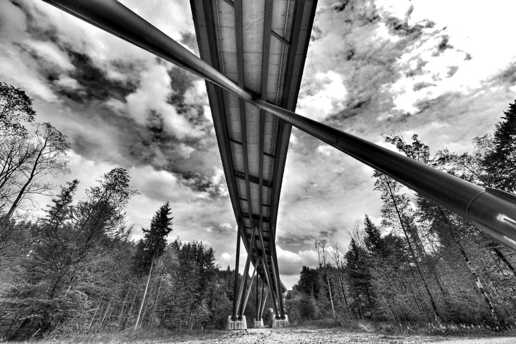 Keine Achterbahn sondern eine Bundesstraße: die B304 umfährt Traunstein und überquert die Traun an der sogenannten Panzerstraße. Das extreme Weitwinkel betont die Dynamik der Konstrunktion.