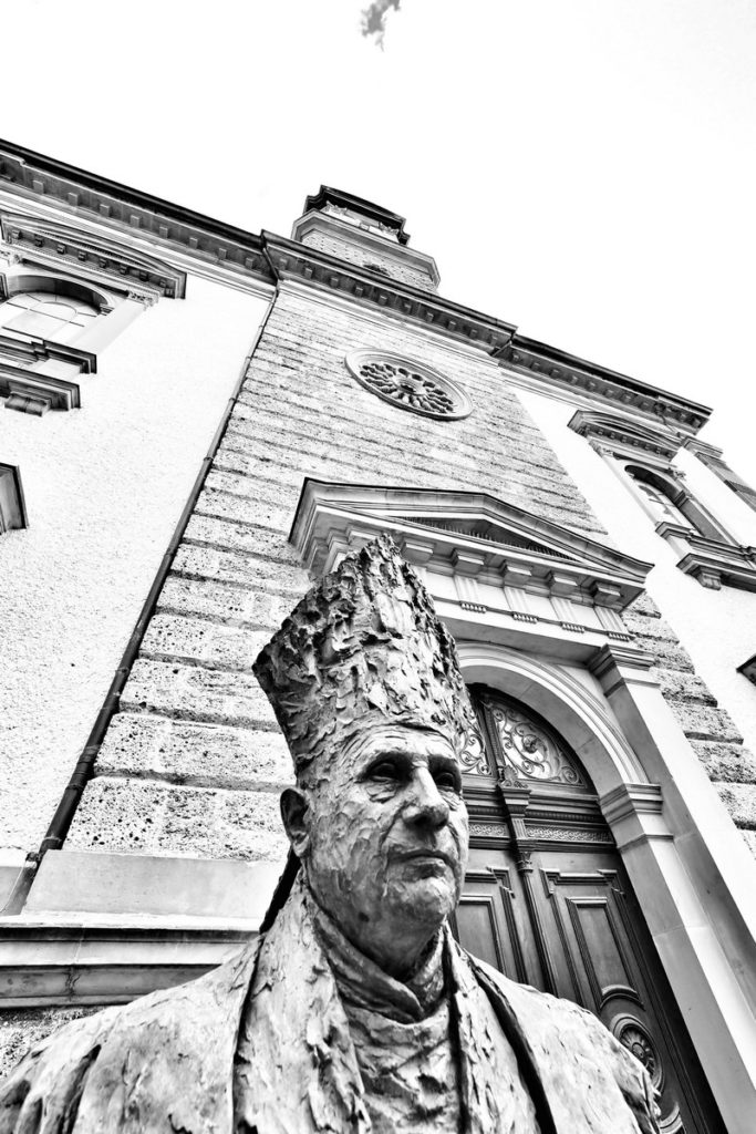 Papstbüste in der Vaterstadt Georg Ratzingers mit Pfarrkirche St. Oswald. Aufgenommen mit dem Olympus Pro 7-14mm/2,8