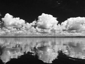 Wolken am Chiemsee in schwarz-weiß